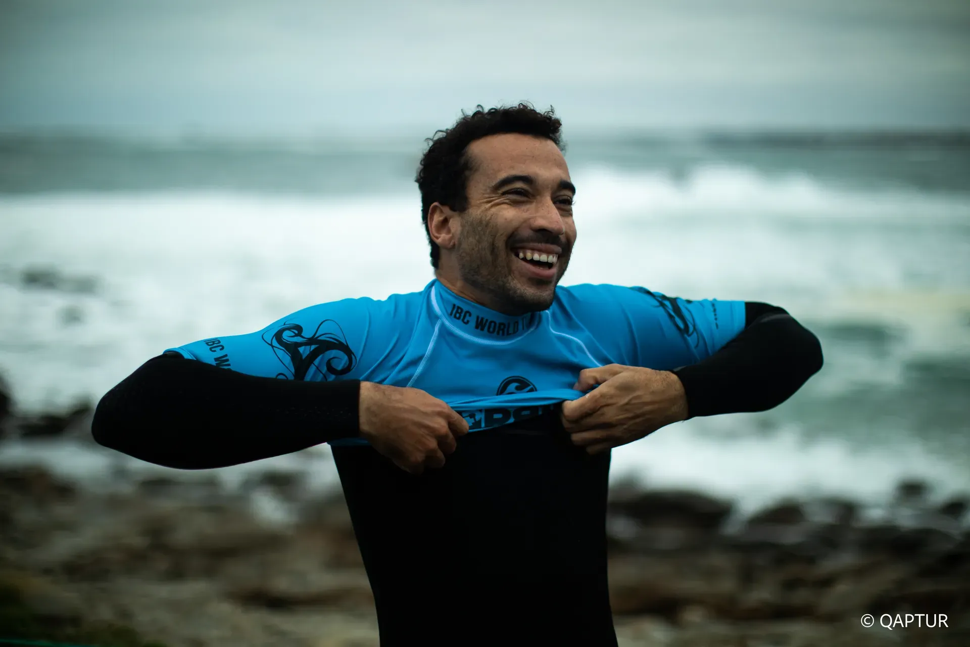 Derek Crater souriant devant l'océan