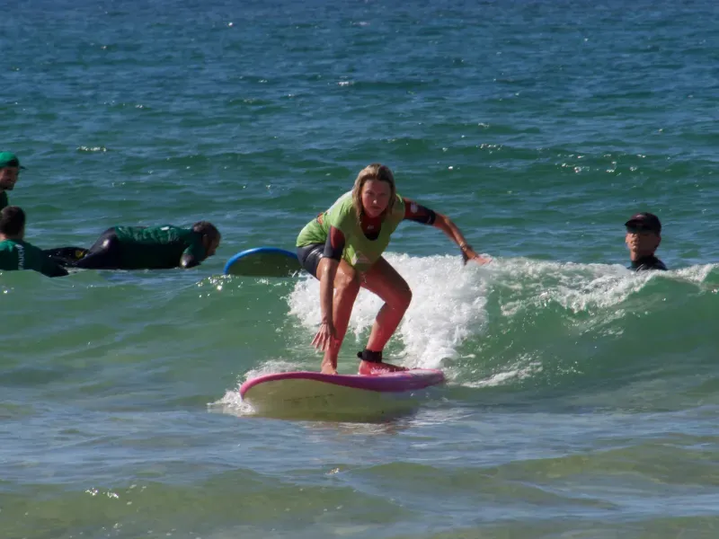 Élève debout sur sa planche de surf lors d'un cours au Santocha Capbreton