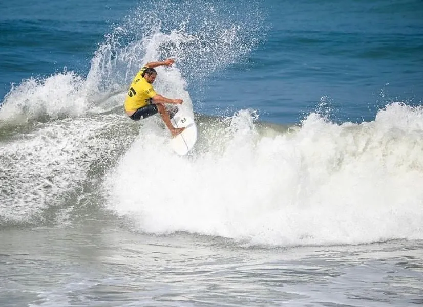 Antoine Benetrix en compétition de surf au Santocha Surf Club