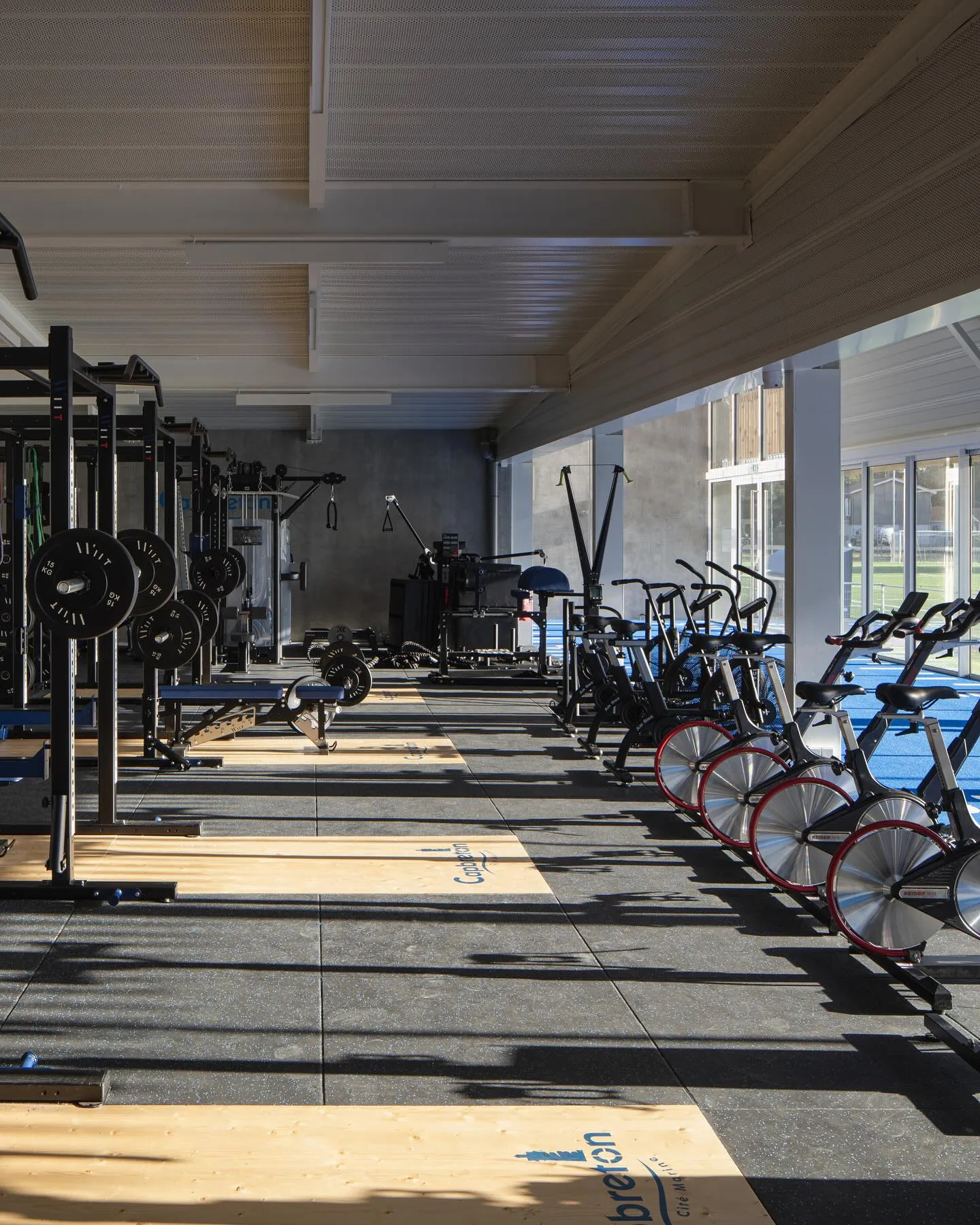 Espace musculation avec vélos et haltères au Pôle Haute Performance