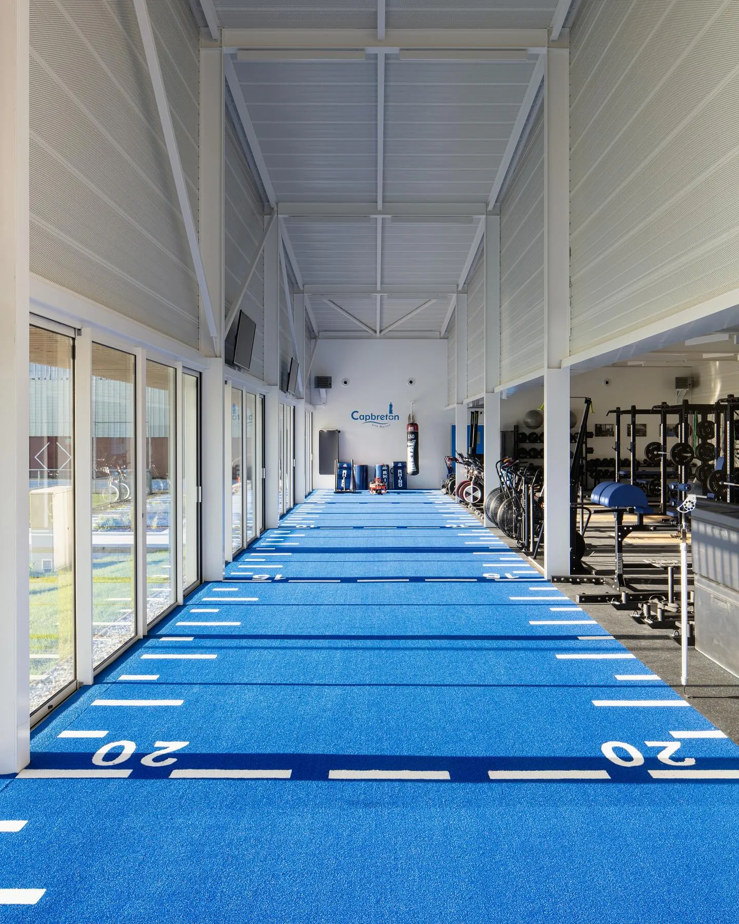 Piste de sprint sur turf bleu au Pôle Haute Performance