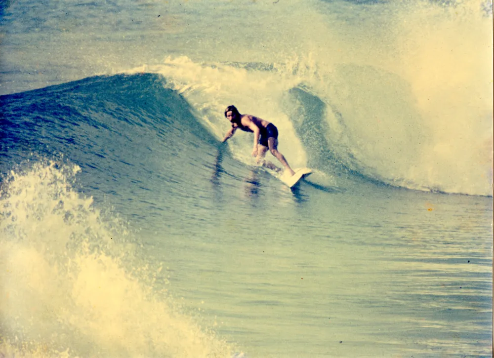 Pierre Puyau surfant une vague à Capbreton dans les années 1970 - les pionniers du surf landais