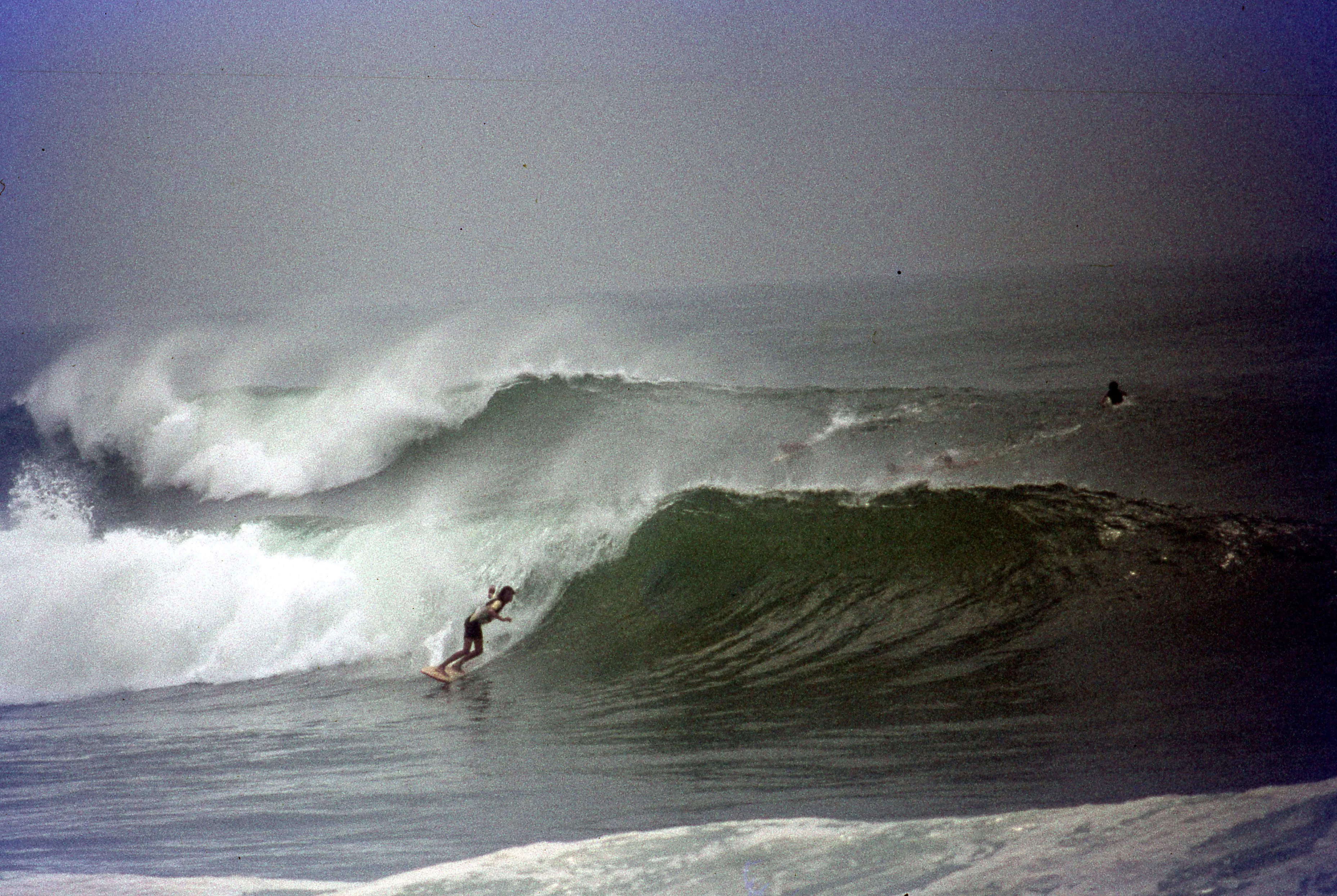 Surfeur sur une grosse vague à Santocha Gauche, spot mythique de Capbreton dans les années 80