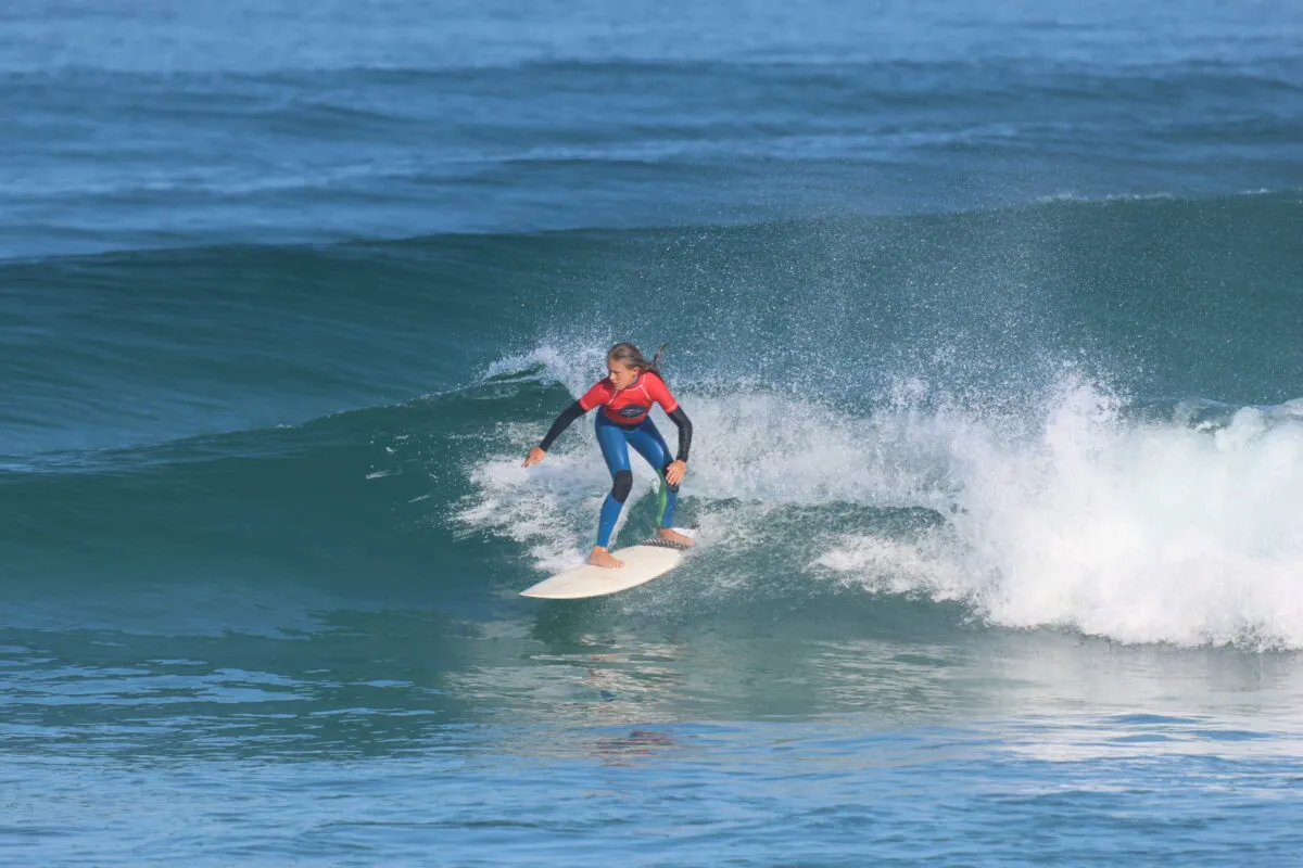Jeune surfeur en action lors du ION Pitchoun Tour 2 a La Lette