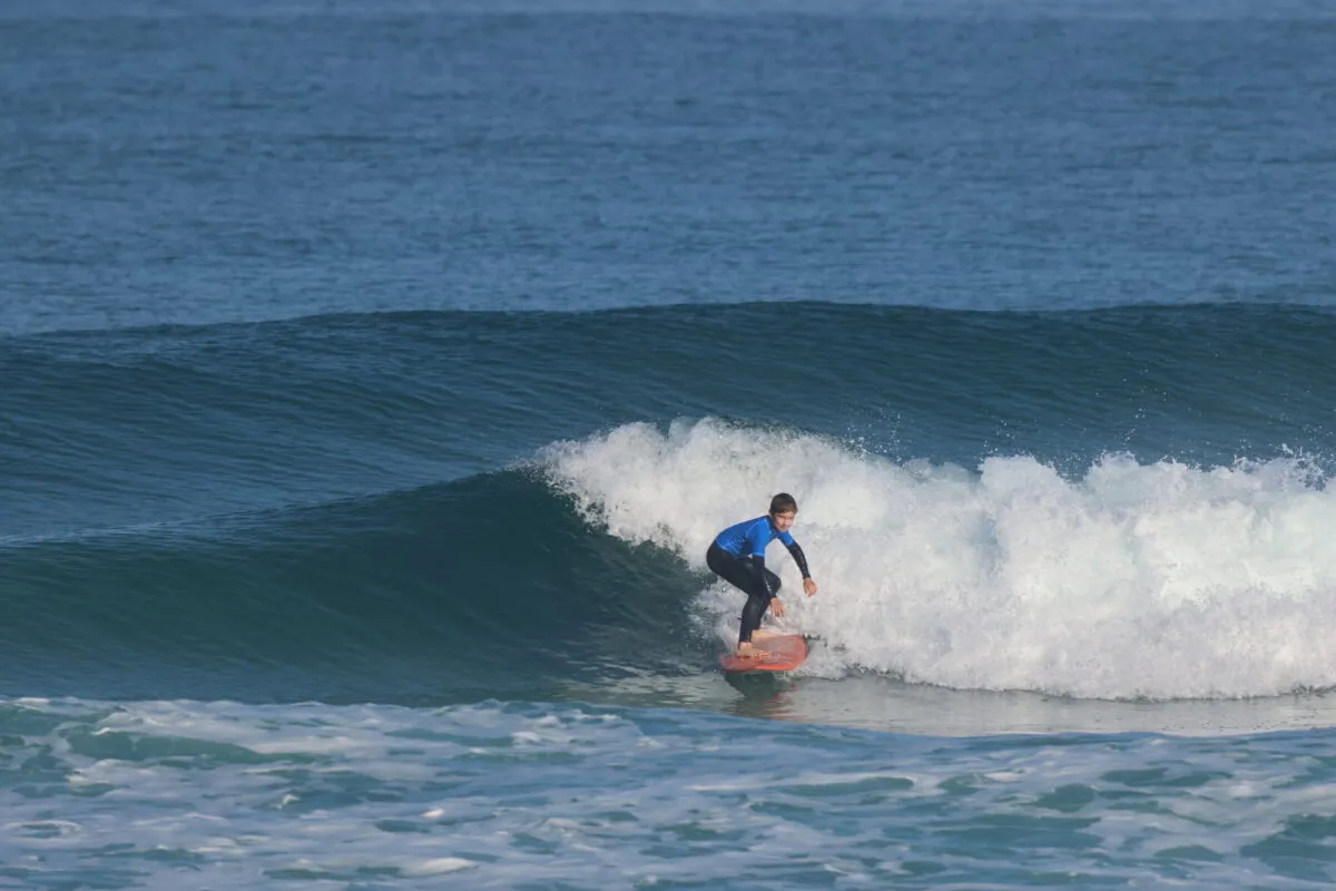 Jeune surfeur sur une vague au ION Pitchoun Tour a La Lette