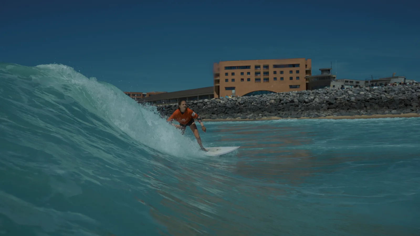 Surfeuse devant la digue de Capbreton lors du Water Women Festival