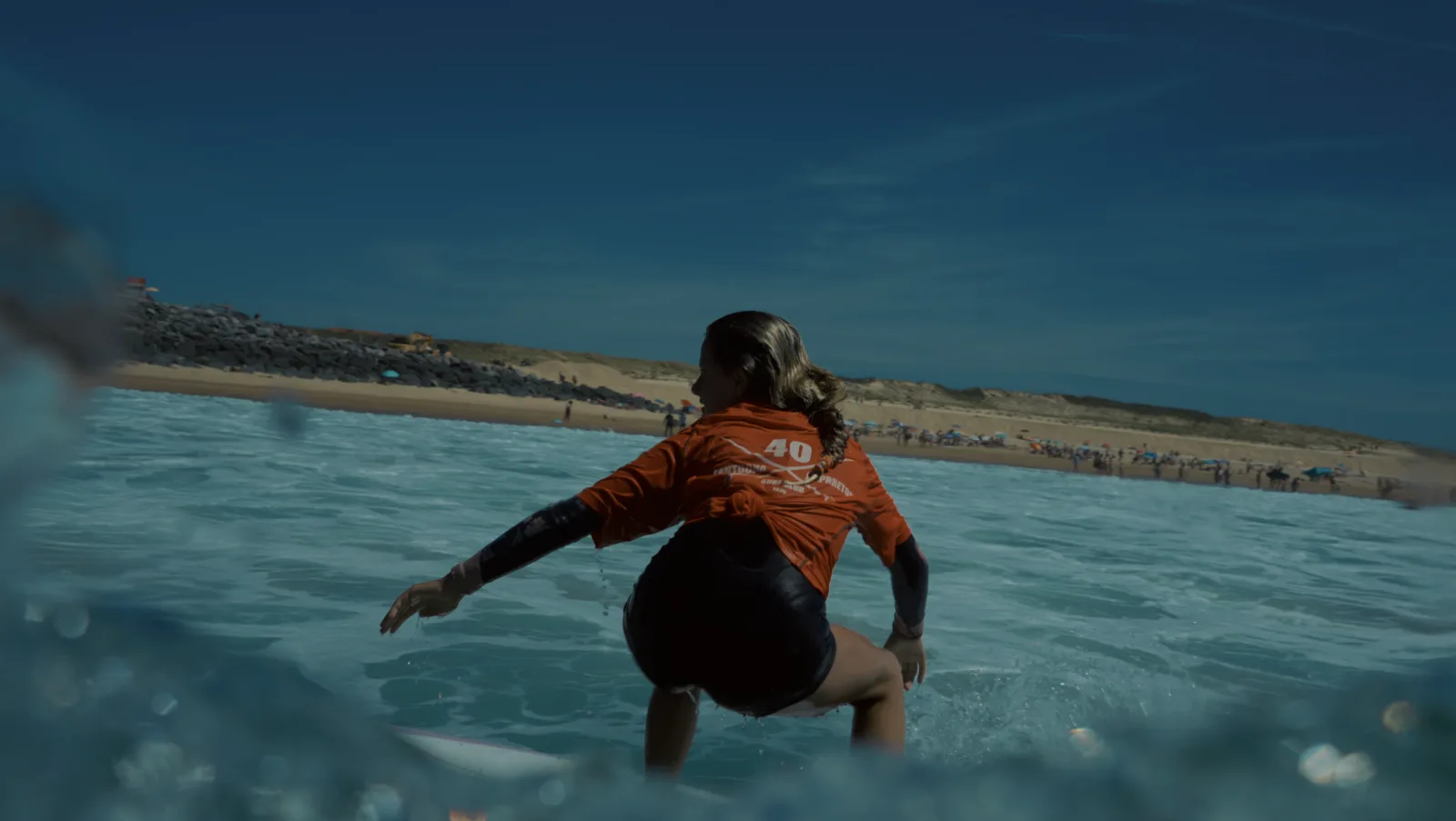 Surfeuse de dos face a la plage lors du Water Women Festival