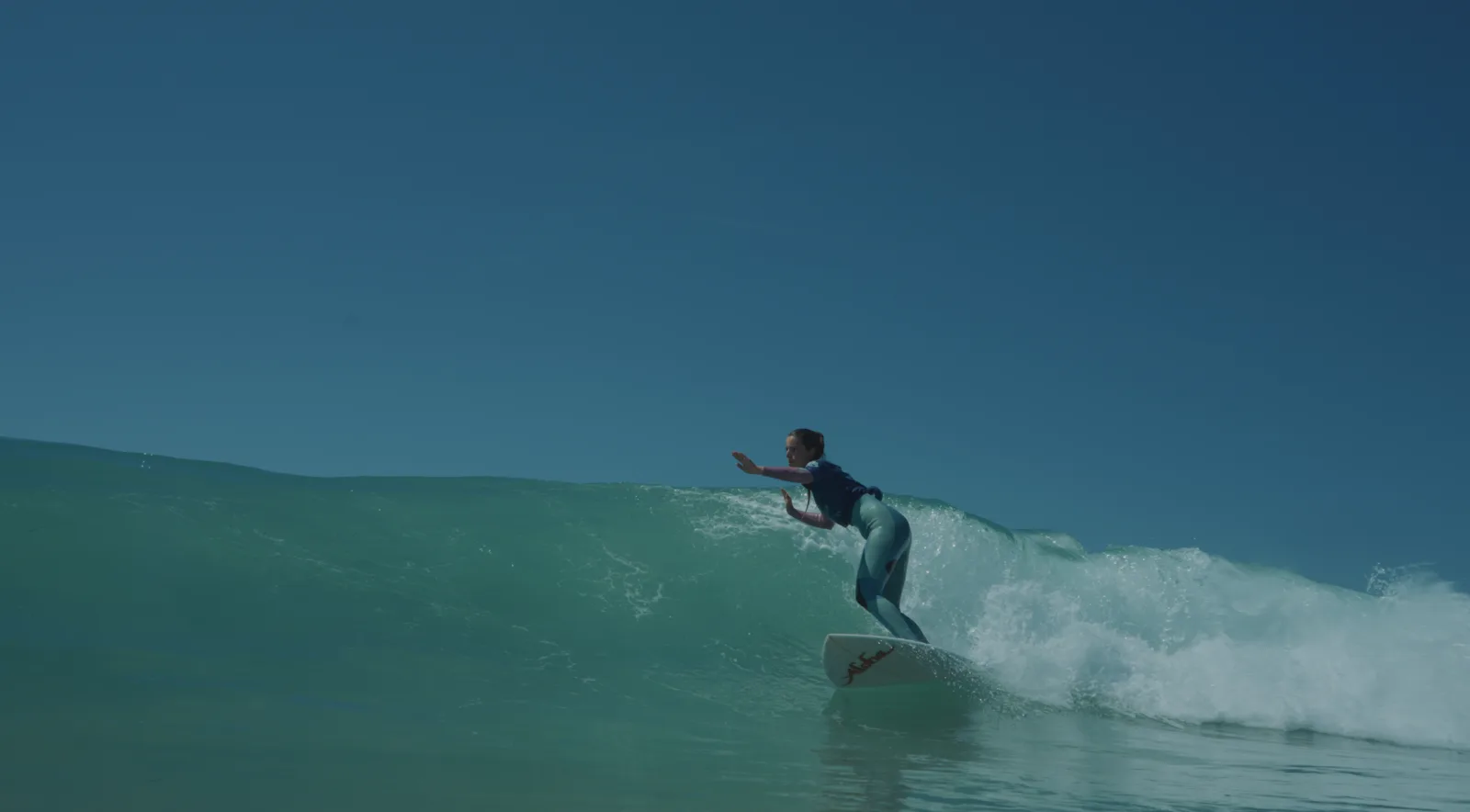 Surfeuse sur une vague verte au Water Women Festival Capbreton 2026
